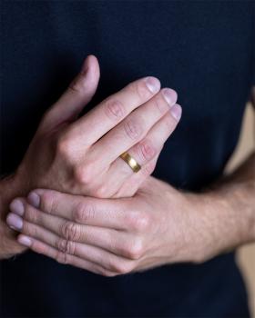 Preview: 6 mm gedrehter, vollvergoldeter Titanring - Verso Gold